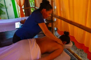 Masaje relajante profesional en Playa Samara Guanacaste para aliviar el estres y mejorar el bienestar fisico y mental