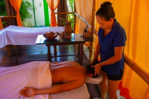 Masaje tejido profundo profesional en Playa Samara Guanacaste para aliviar el estres y mejorar el bienestar fisico y mental